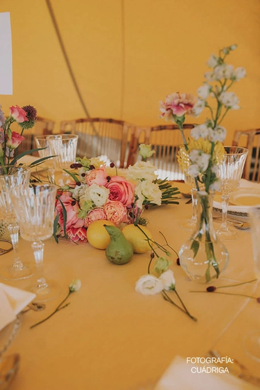 Centro de mesa de flores para boda con rosas, frutas naturales de estilo fresco y creativo