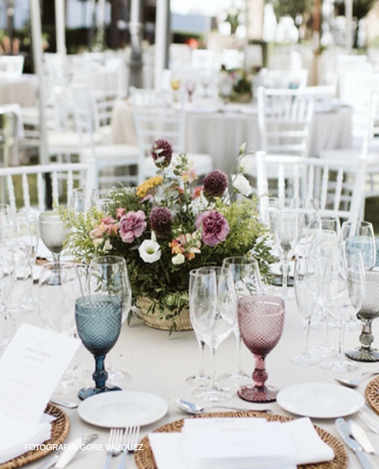 Centro de mesa floral en mesa imperal para boda al aire libre