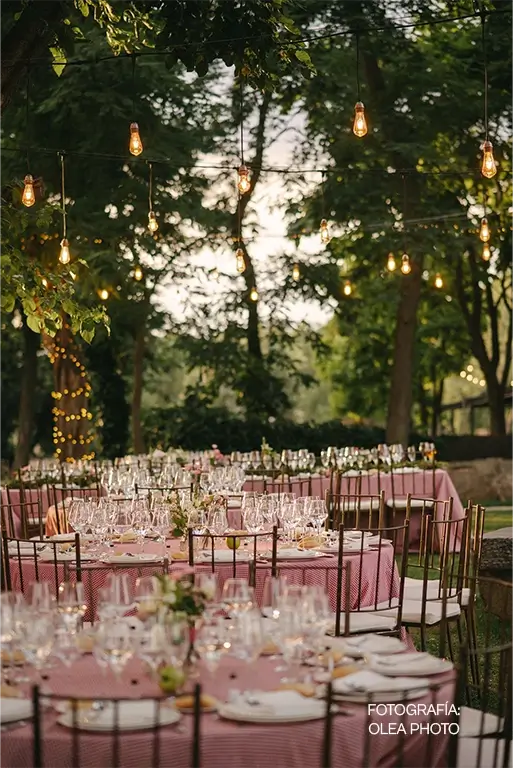 Centro de mesa con flores para bodas en una cena al aire libre