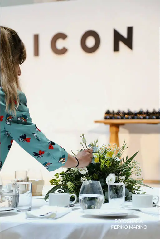 Decoración floral de mesa para boda o evento corporativo con estilo silvestre y flores blancas y verdes