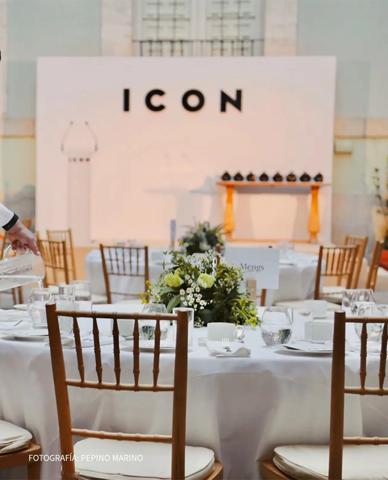 Centro de mesa para bodas con diseño elegante en tonos blancos y verdes por Mohair