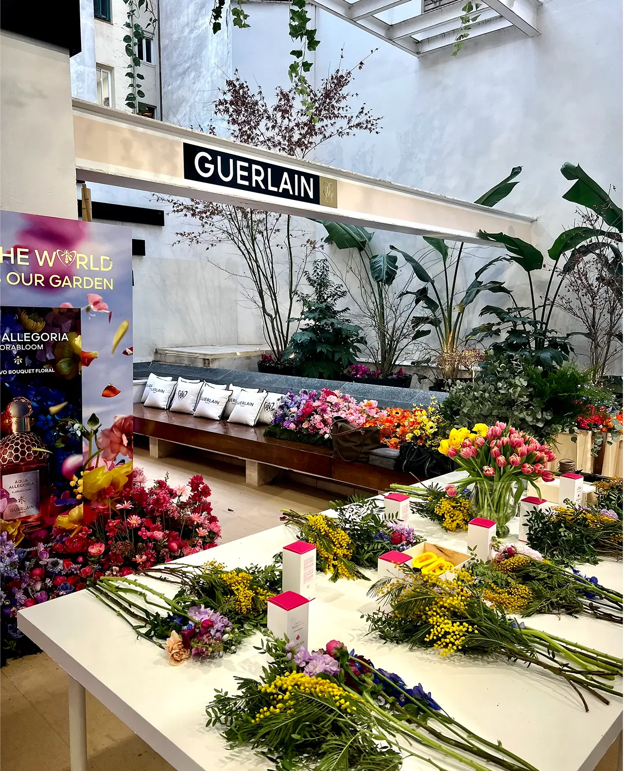 								 								 Flores para empresas en evento corporativo de Miravia con instalación floral en tonos invernales					