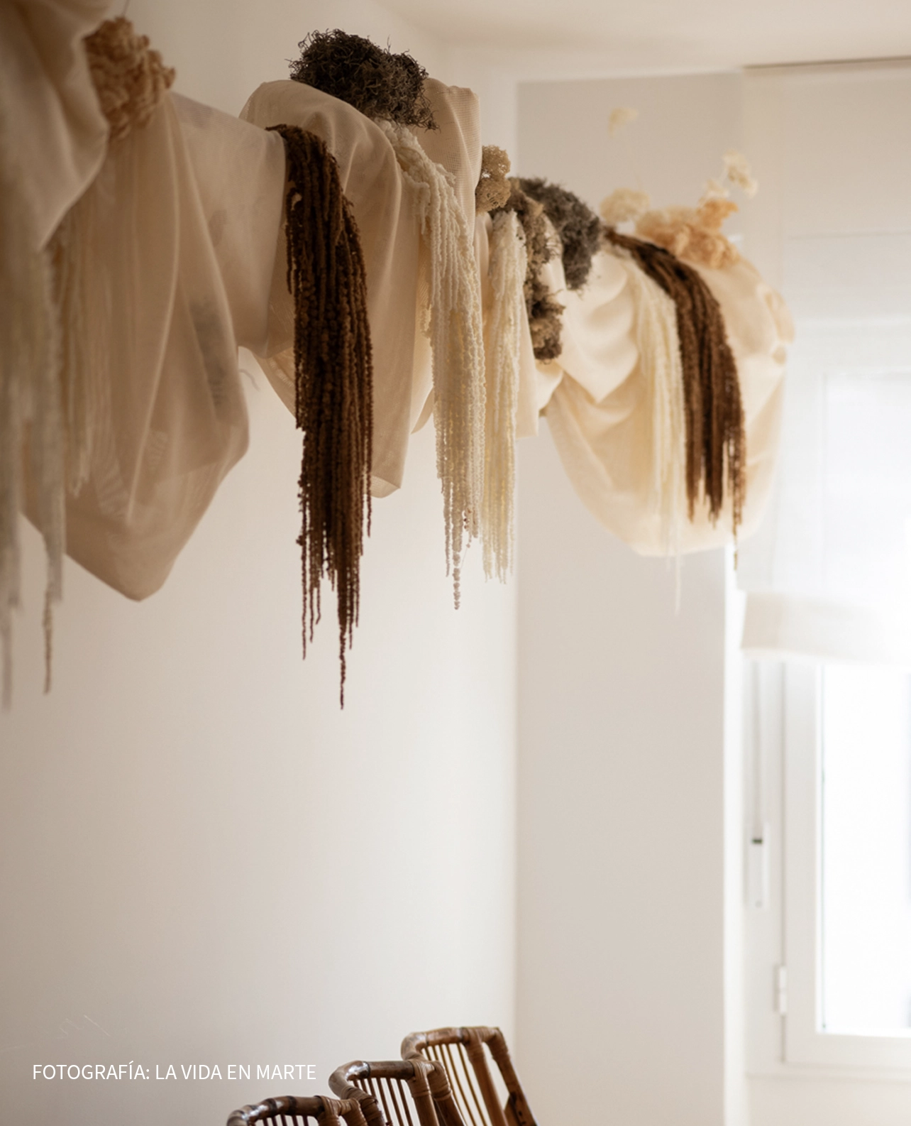 Sesión de shooting corporativa con ambientación floral y diseño artístico