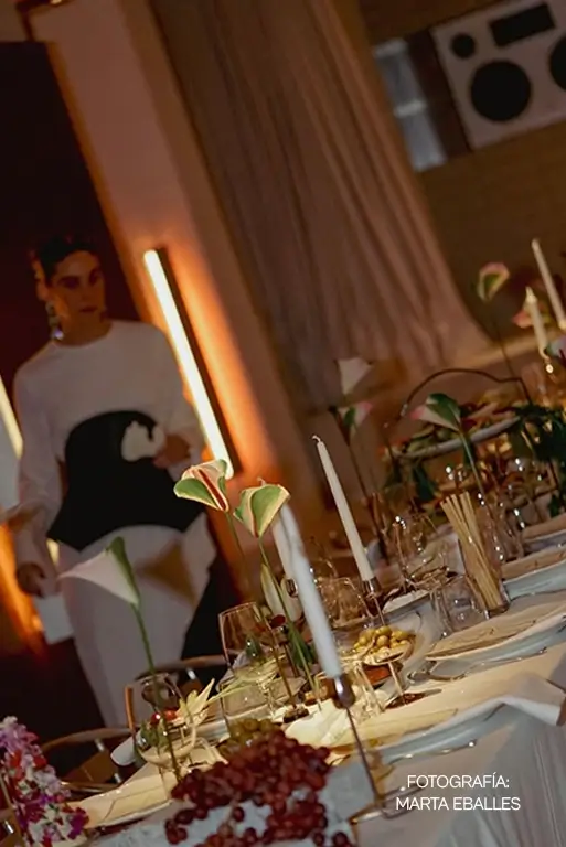 Decoración de mesa para boda con anturios bicolor, velas altas y frutas frescas con diseño contemporáneo