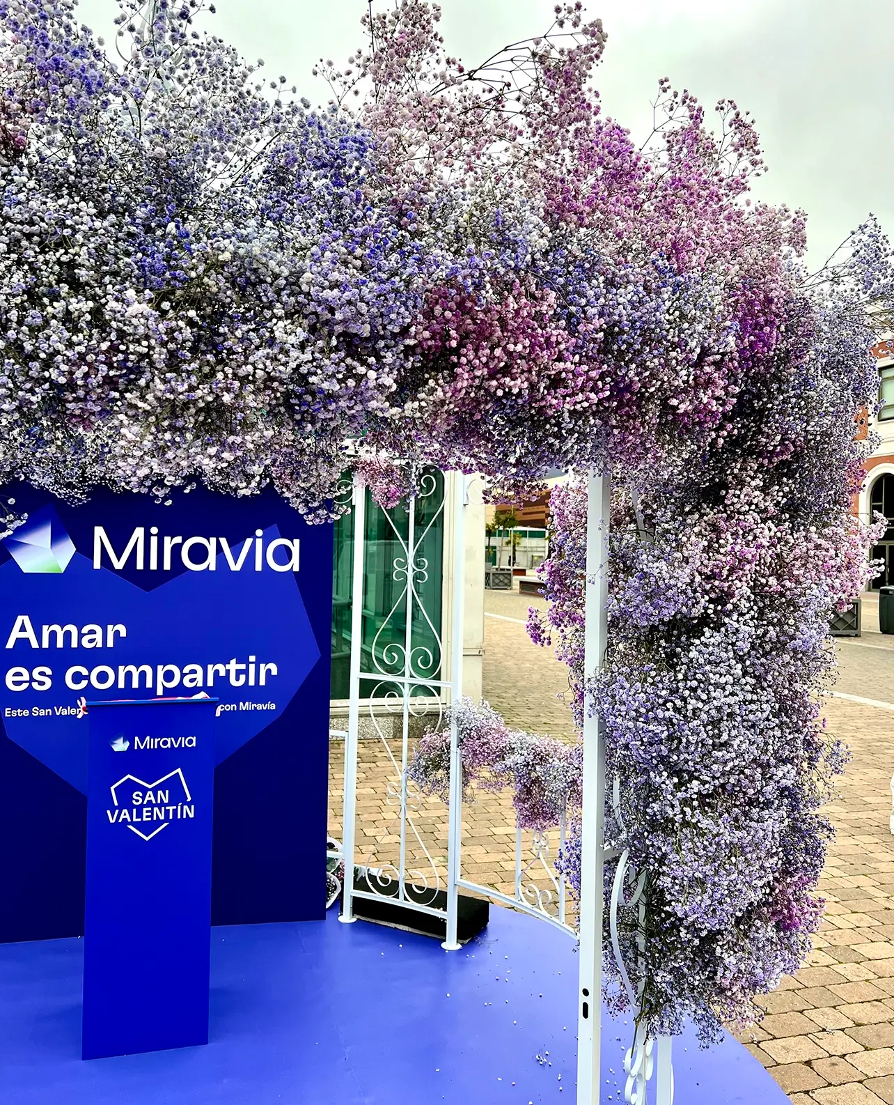 								 Flores para empresas en evento corporativo de Guerlain con arreglos florales a medida			
