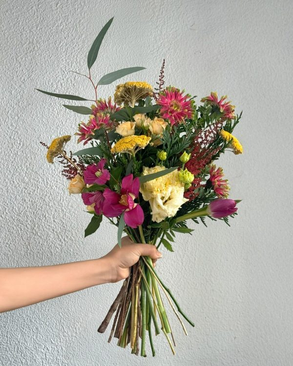 Ramo con flor de temporada tonos intensos