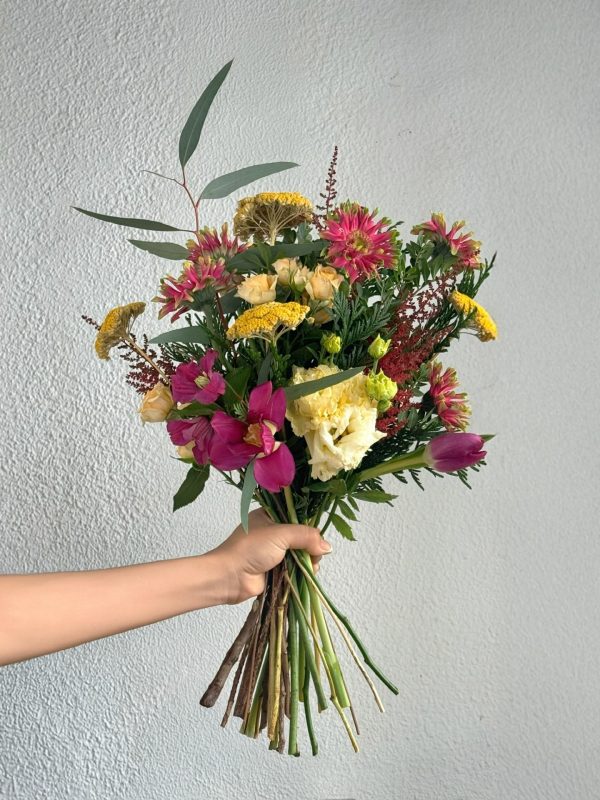 Ramo con flor de temporada tonos intensos