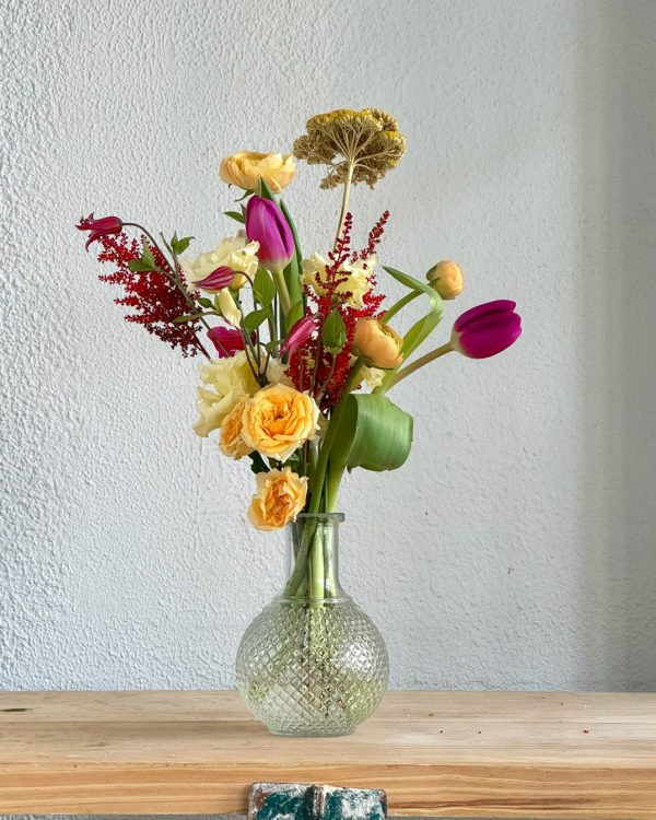 Jarroncito de cristal con flor de temporada
