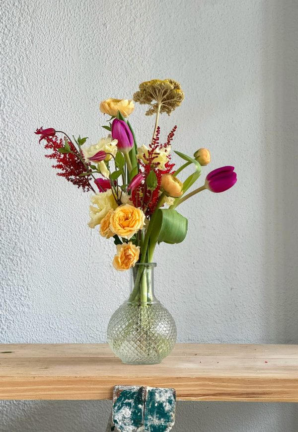 Jarroncito de cristal con flor de temporada