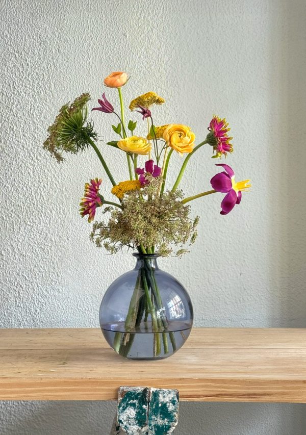 Jarrón Pompa Azul con flor de temporada