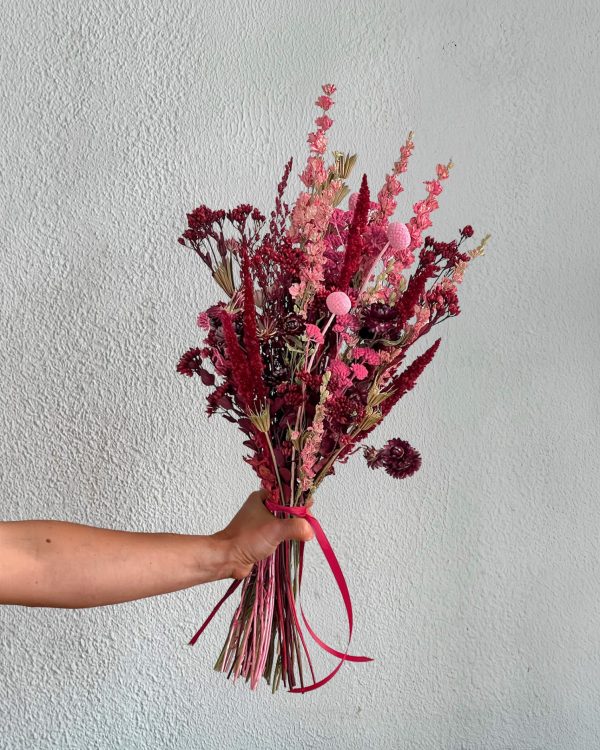 Ramo de flor preservada en tonos rosas y rojos