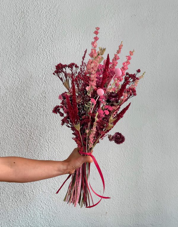 Ramo de flor preservada en tonos rosas y rojos